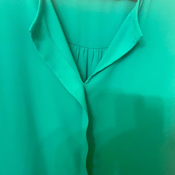 A beautiful lightweight green blouse size large - Picture 2 of 4